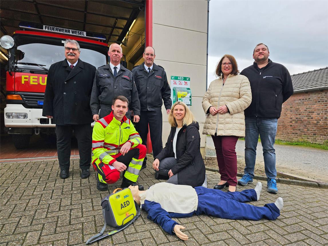 Am Feuerwehrgerätehaus in Ginderich stellten die Verantwortlichen die AEDs vor - und zeigten gleich, wie es geht. NN-Foto: Thomas Langer