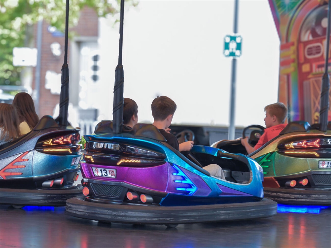 "Festlich geschmückte Kirmes in Straelen am 11. September, bunte Lichter und Menschenmengen, Spaß und Unterhaltung"