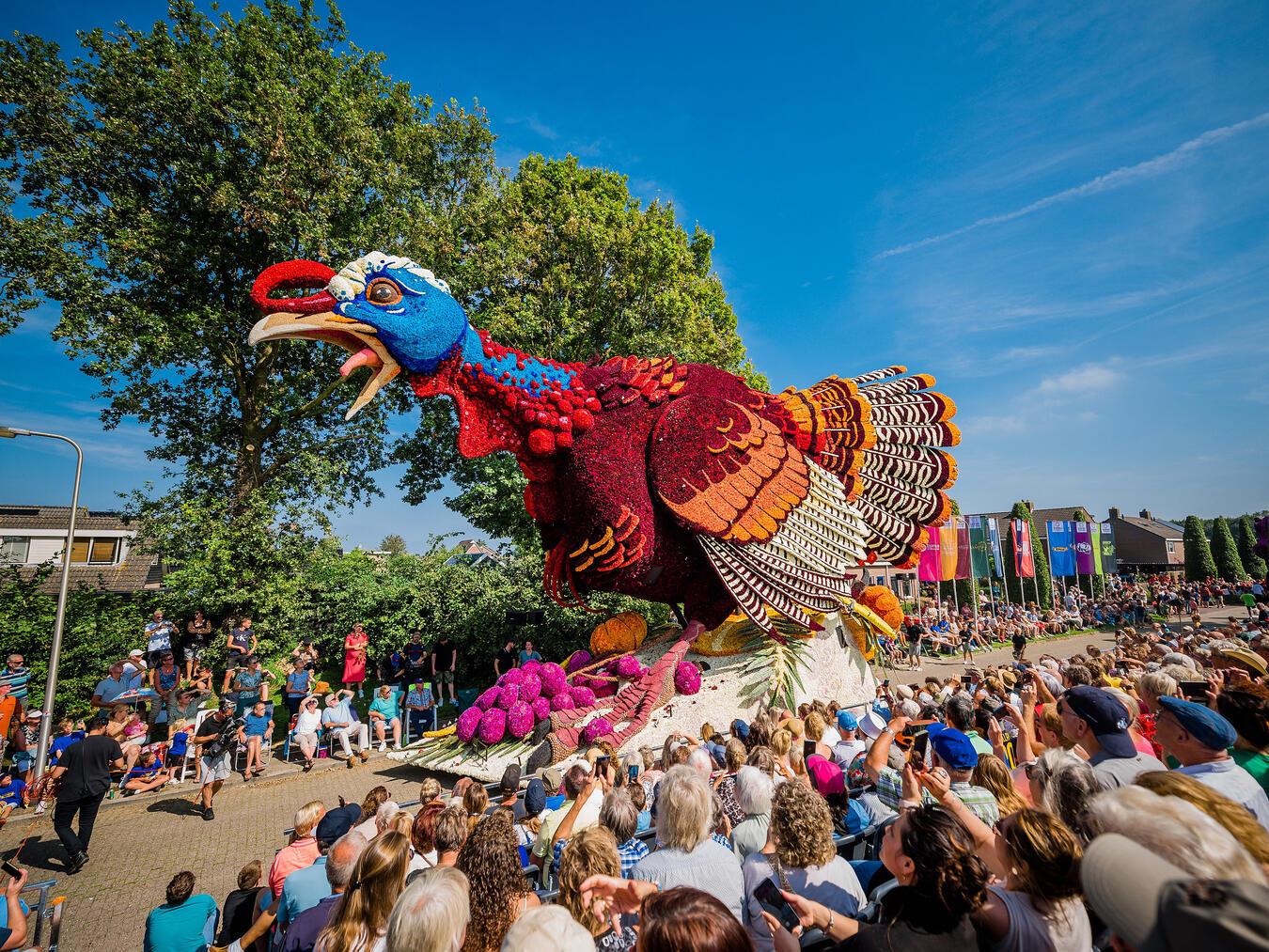 Am Freitag, 16. und Samstag, 17. August, ziehen unzählige mit Blumen geschmückte Prachtwagen durch Sint Jansklooster. Foto: Corso Sint Jansklooster