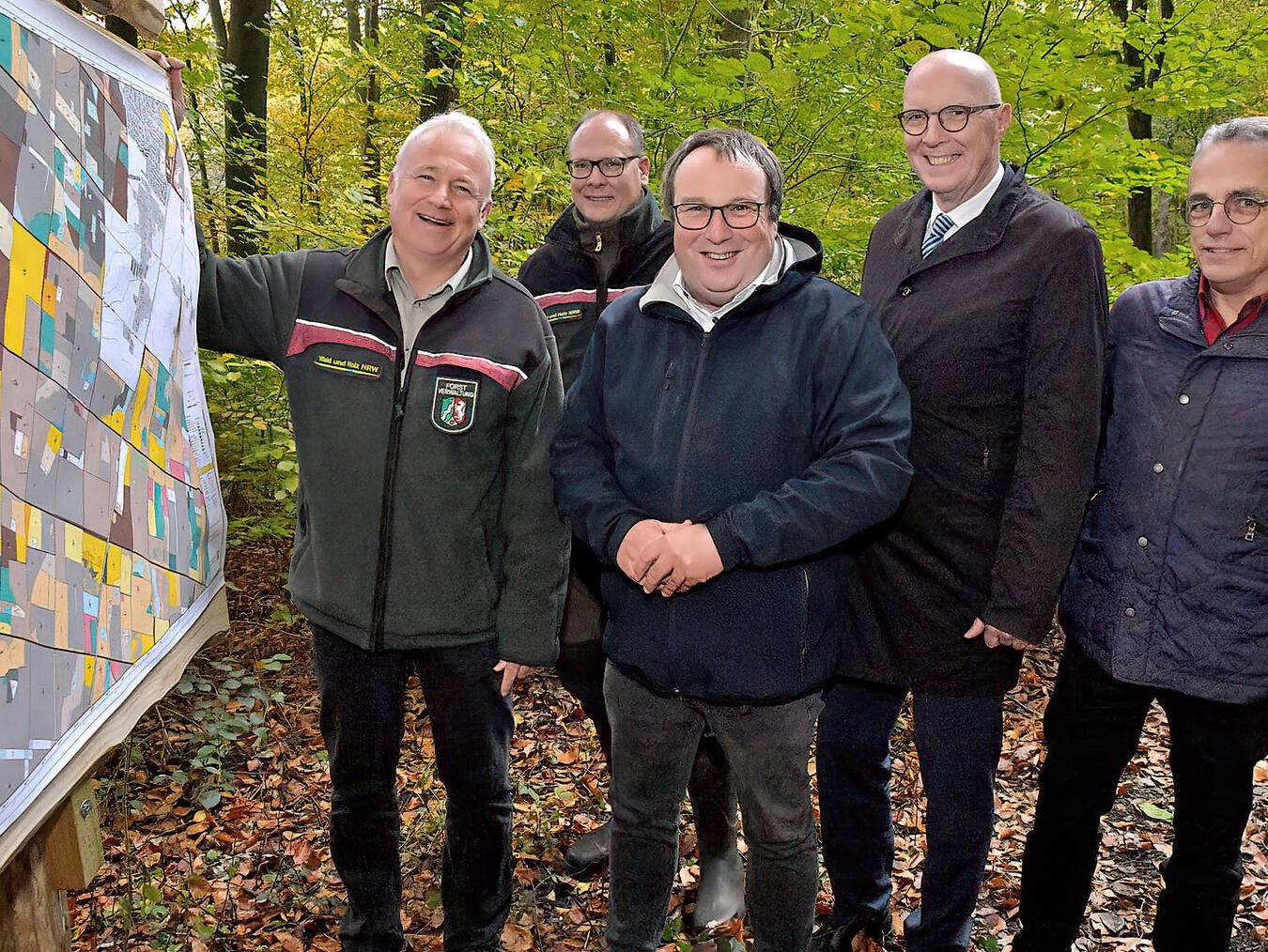 Am Freitag hat Umweltminister Oliver Krischer gemeinsam mit Christoph Gerwers, Landrat des Kreises Kleve, Wälder besichtigt, die der natürlichen Entwicklung überlassen werden sollen. NN-Foto: Rüdiger Dehnen