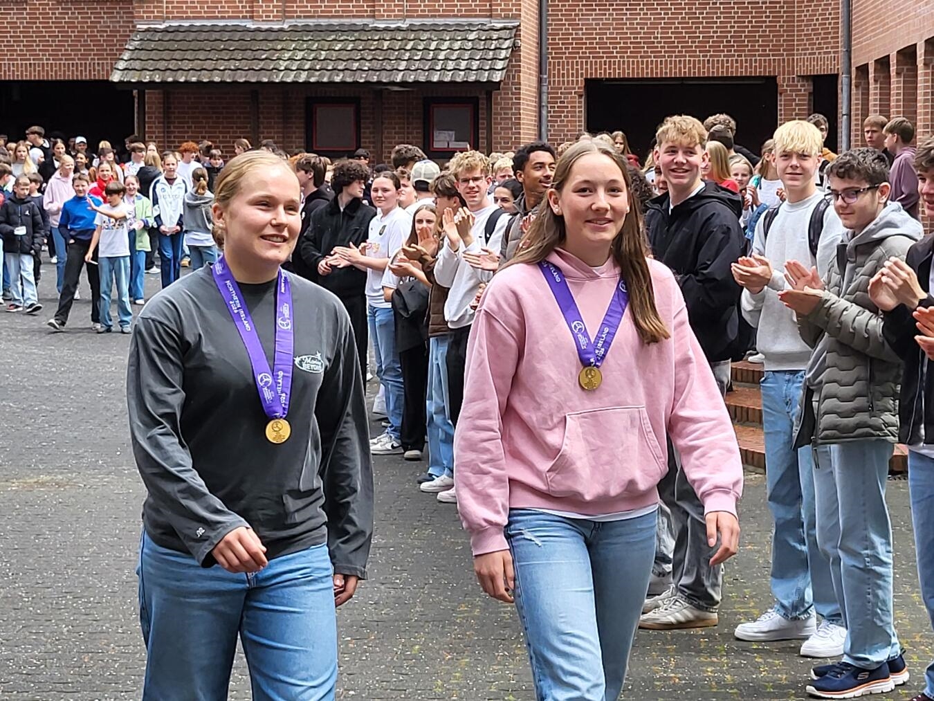 Zwischen Latein-Klausur und EM-Pokal: Geldern feiert seine Europameisterinnen "Fiona Intgenshorst und Mia Giesen werden am Friedrich-Spee-Gymnasium von Mitschülern gefeiert"