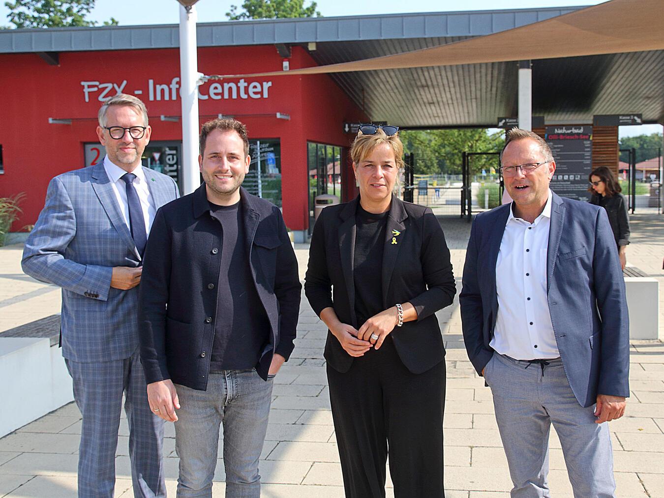 Am FZX Info-Center in Wardt startete dann die zweite Etappe. NN-Fotos: Theo Leie