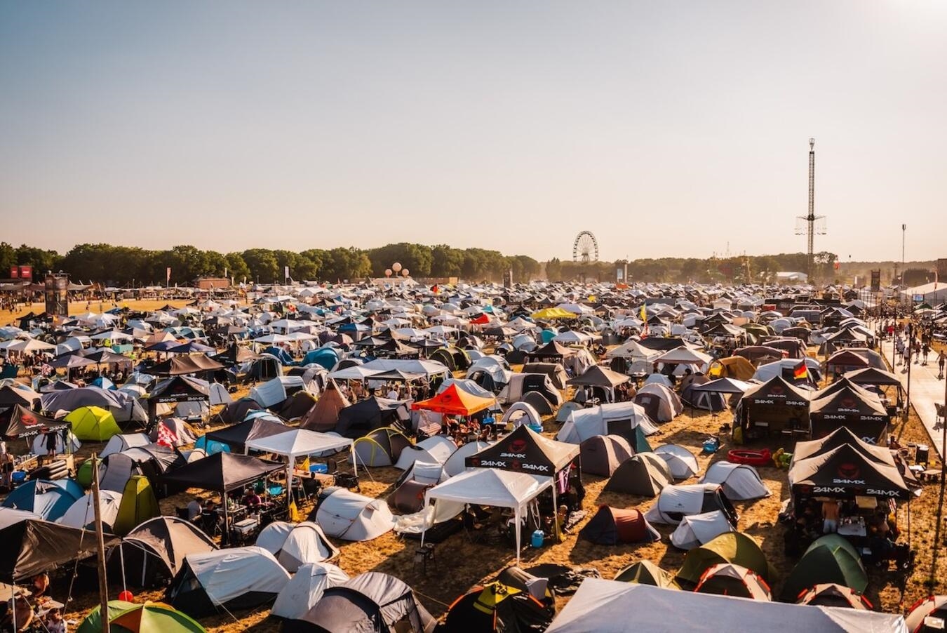 "Silent Disco am Penny-Tower: 18.000 Camper feiern beim ausverkauften Parookaville Festival. Foto: Julian Huke"