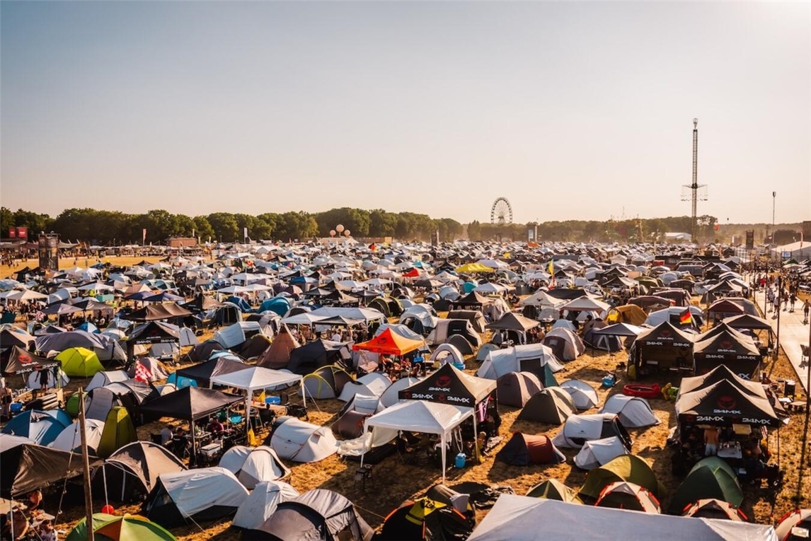 "Silent Disco am Penny-Tower: 18.000 Camper feiern beim ausverkauften Parookaville Festival. Foto: Julian Huke"