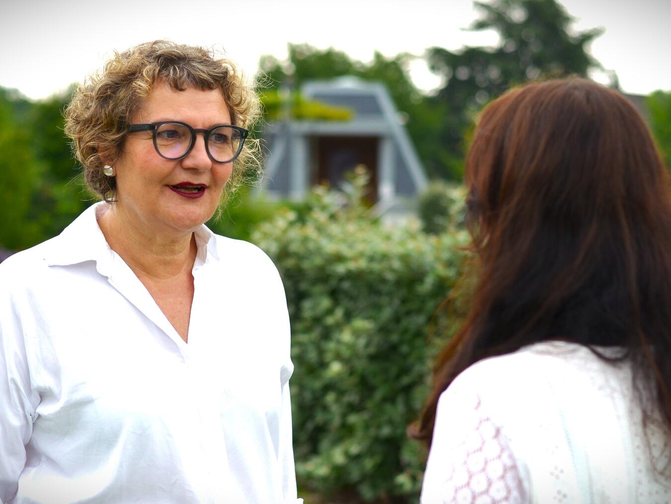Am Gradierwerk im Solegarten St. Jakob erhalten die Teilnehmer des Vitalprogramms Impulse bei klarer Winterluft. Foto: f.media 