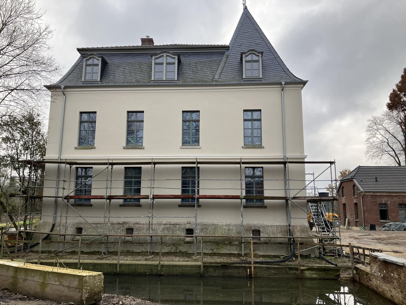 "Restaurierung am historischen Herrensitz Haus Caen, unterstützt von Deutsche Stiftung Denkmalschutz"