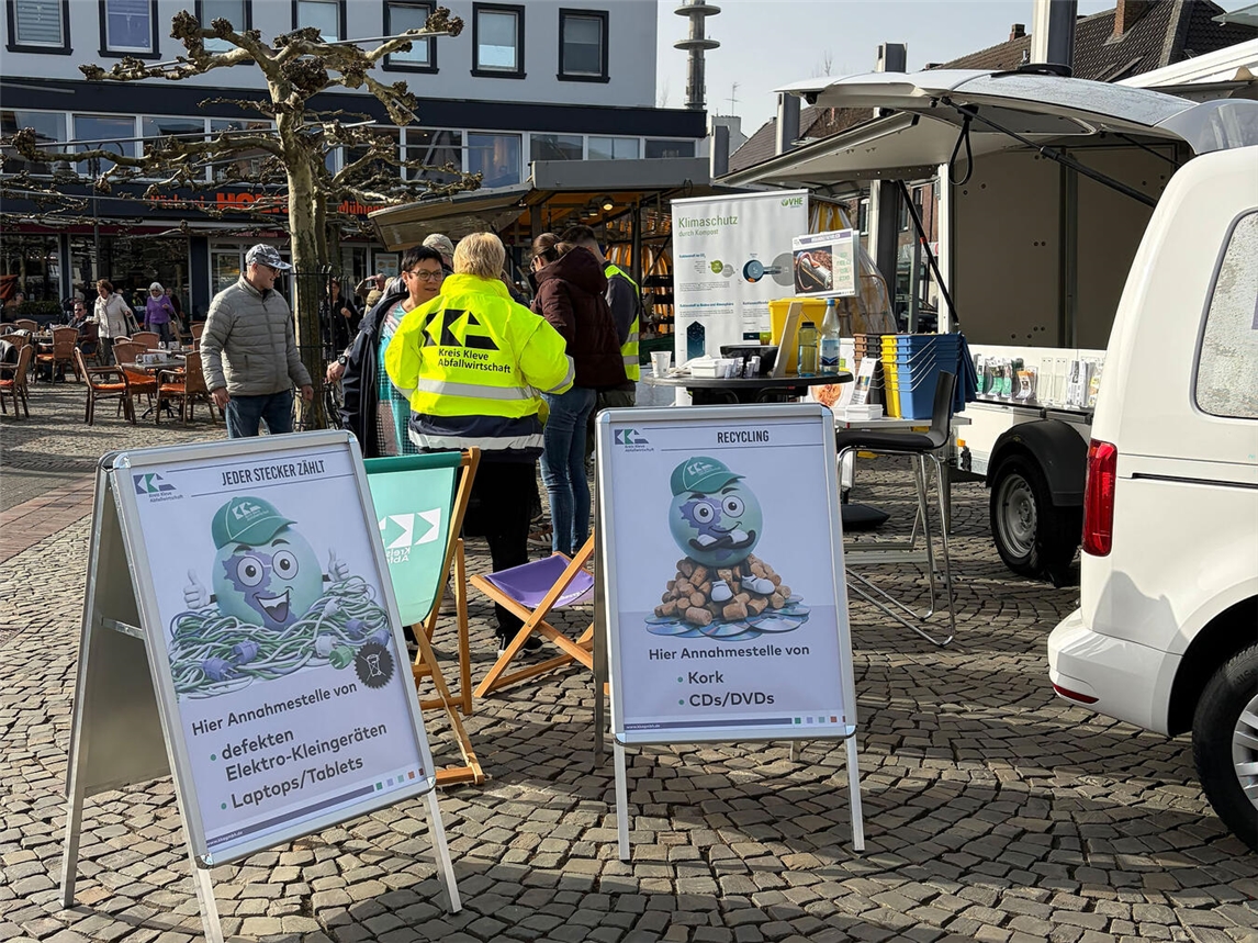 Am Infomobil der KKA konnten auf den Wochenmärkten in Geldern, Kevelaer und Rees E-Schrott, CDs und Korken abgegeben werden. KKA/Ellen Bosdorf-Schmidt