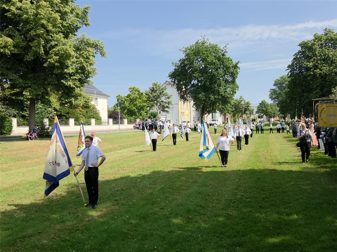 Am Innenwall gab es ein spektakuläres Show-Fahnenschwenken. Foto: Schützen