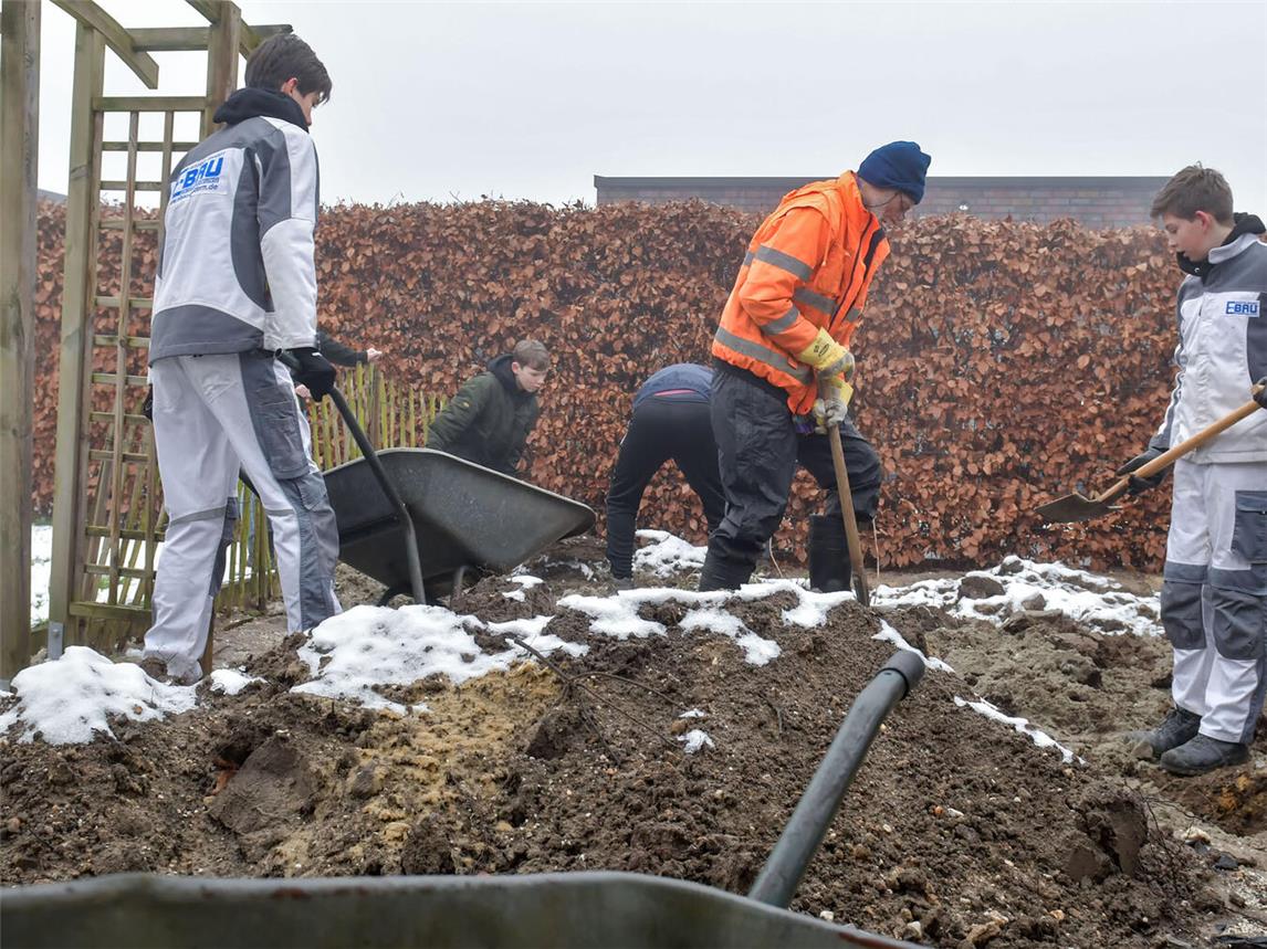 Am Kendelweg im Gelderner Nierspark bereiteten die Jugendlichen gemeinsam mit Hermann-Josef Windeln den Boden für die Einsaat vor.NN-Foto: Gerhard Seybert