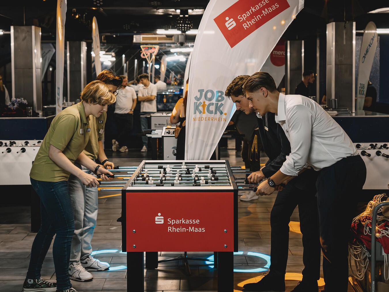 Am Kickertisch lernten sich Unternehmer und zukünftige Azubis kennen.Foto: Wunschkonzert Studios