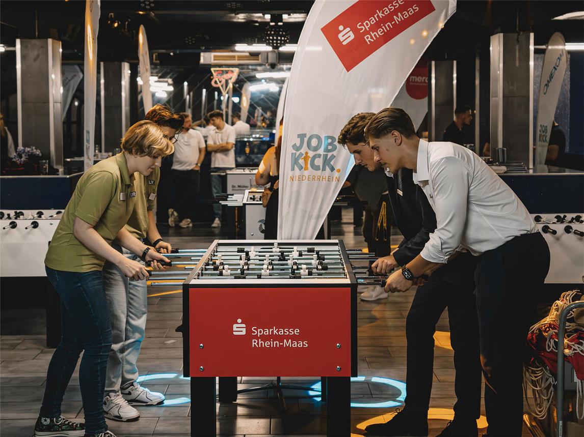 Am Kickertisch lernten sich Unternehmer und zukünftige Azubis kennen.Foto: Wunschkonzert Studios