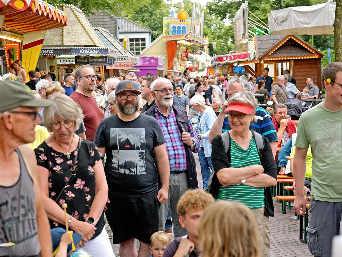 Am Kirmesdienstag, dem Familientag, locken die Schausteller wieder mit ermäßigten Preisen, bevor das Volksfest nach Einbruch der Dunkelheit mit einem großen Höhenfeuerwerk sein Ende findet. NN-Foto (Archiv): RD