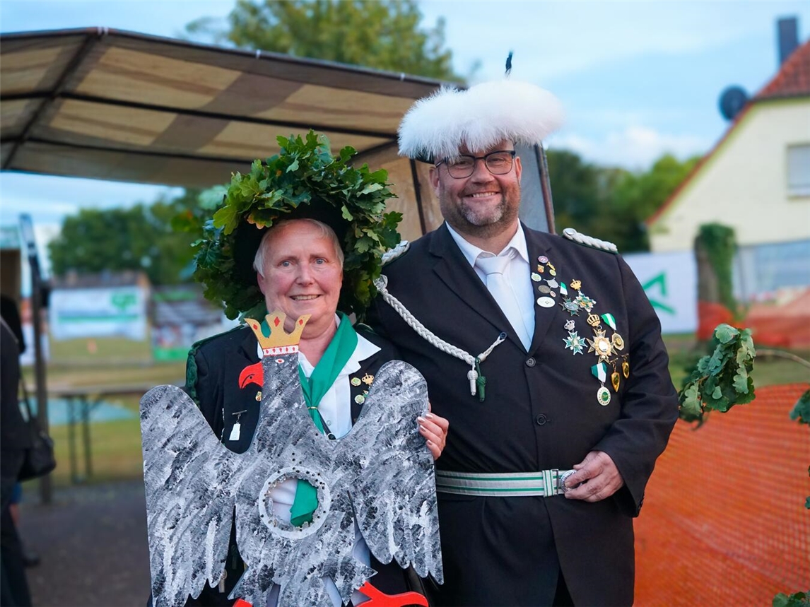 Am Kirmessamstag wird Jutta Bürgers (hier mit ihrem Mann Marco Janßen) feierlich als Königin Jutta II. proklamiert. Foto: privat