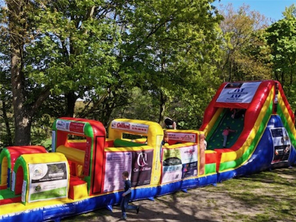 XXL-Hüpfburg auf Kirmeswochenende für Kinder-Spaß und Unterhaltung