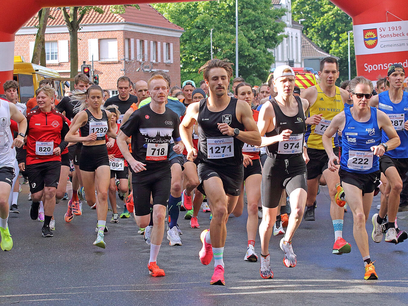 "Teilnehmer beim Sonsbecker Brunnenlauf, Archivfoto von Theo Leie"