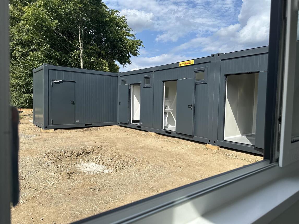 Am Kunstrasenplatz am Holländer See wurden jetzt die Container angeliefert, die neben zwei Umkleiden künftig auch Toiletten, einen Kioskraum und einen Lagerraum beinhalten.Foto: Stadt Geldern/Terhorst