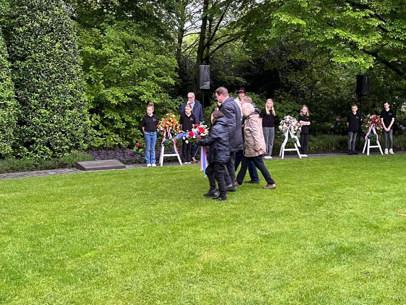 Am Mahnmal in Veghel wurden Blumenkränze abgelegt. Foto: privat