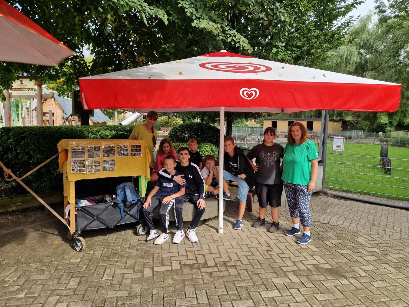 Am Mittwoch wurden im Klever Tiergarten Runden gedreht. Foto: Kalle-Kids