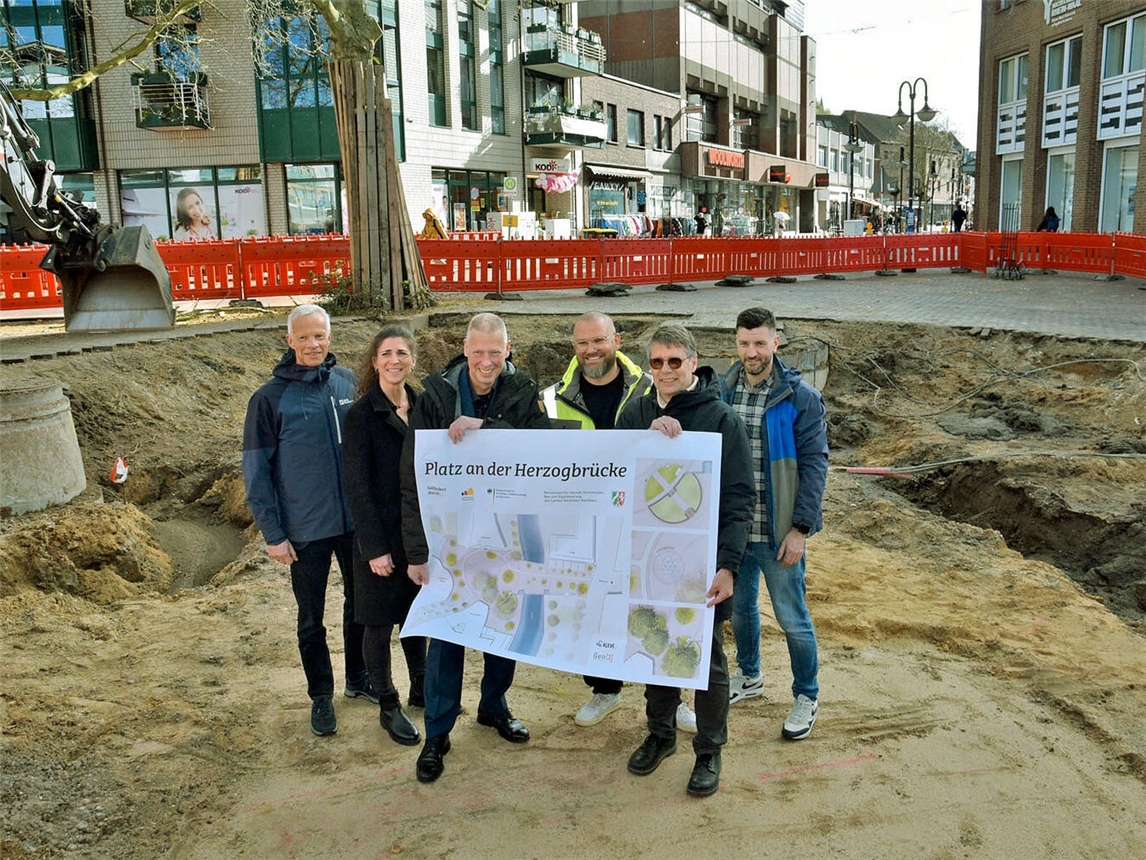 Am Montag fiel der Starschuss für die umfangreiche Umgestaltung des Platzes an der Herzogbrücke. Insgesamt investiert die Stadt Kleve hier mehr als zwei Millionen Euro. NN-Foto: Rüdiger Dehnen