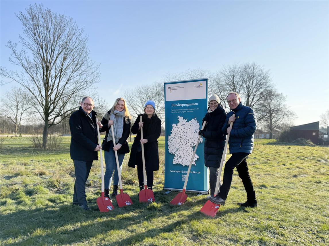 Am Montag starten die Bauarbeiten für die Wasserfreizeit Rees: (v. li.) Bürgermeister Sebastian Hense, Stadtbad-Leitung Luise Weißenbach, Natascha Stockhausen (POS4 Architekten), Kirsten Voigt (stellvertretende Fachbereichsleitung 6) sowie Kämmerer und Stadtwerke-Geschäftsführer Andreas Mai. Foto: Stadt Rees