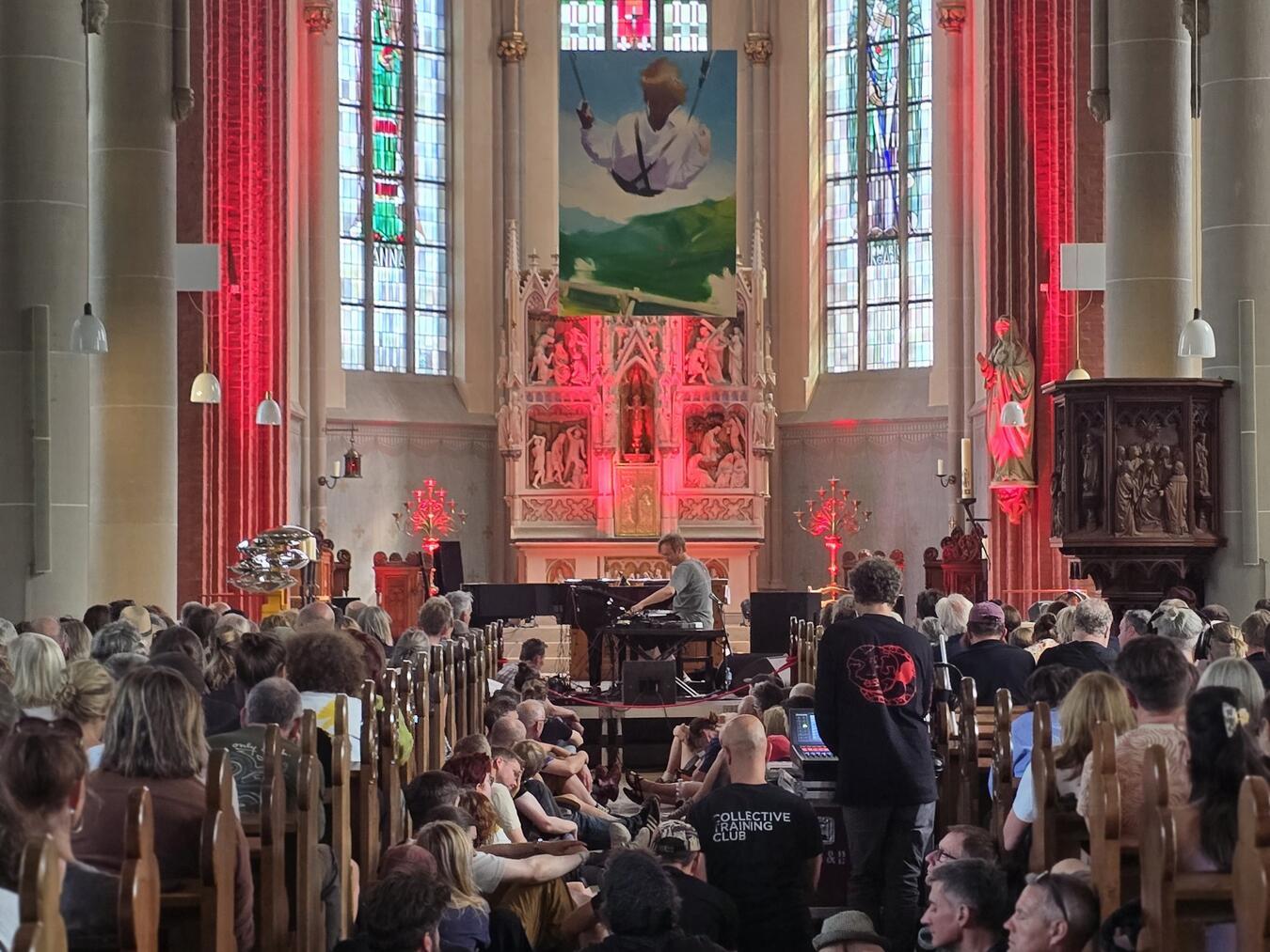 Am Nachmittag noch in Haus Aspel, hängt das Gemälde zum Auftakt des Festivals mit Hauschka dann in der Halderner Kirche. NN-Foto: HF