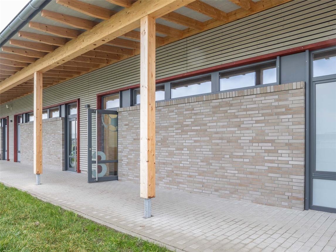 "Neubau Funktionsgebäude Sportzentrum Oberstadt, Materborner Allee 71, am Nachmittag, Architekturbüro Kremer & Partner"