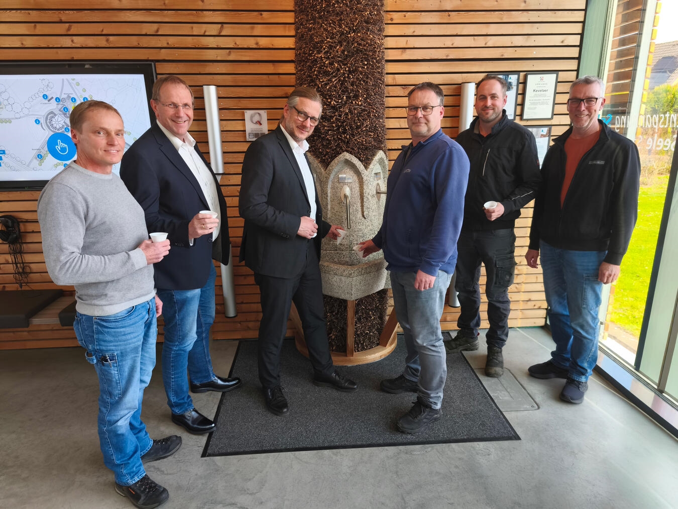 Am neuen Trinkbrunnen im Solegarten St. Jakob: Dirk Adamaschek, Wolfgang Toonen (Betriebsleiter Stadtwerke Kevelaer), Bürgermeister Dr. Dominik Pichler, Dirk Verhoeven, Georg Ambrosius, Georg van Lipzig (alle Stadtwerke Kevelaer) (v. l.). Foto: Stadtwerke