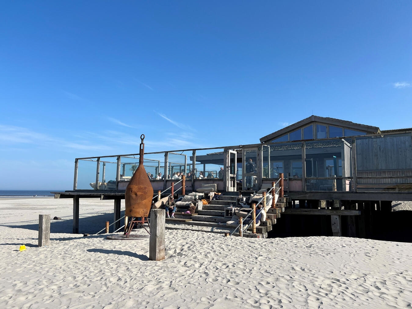Am Nordseestrand bei Paal 8 liegt das Strandrestaurant West aan Zee.
