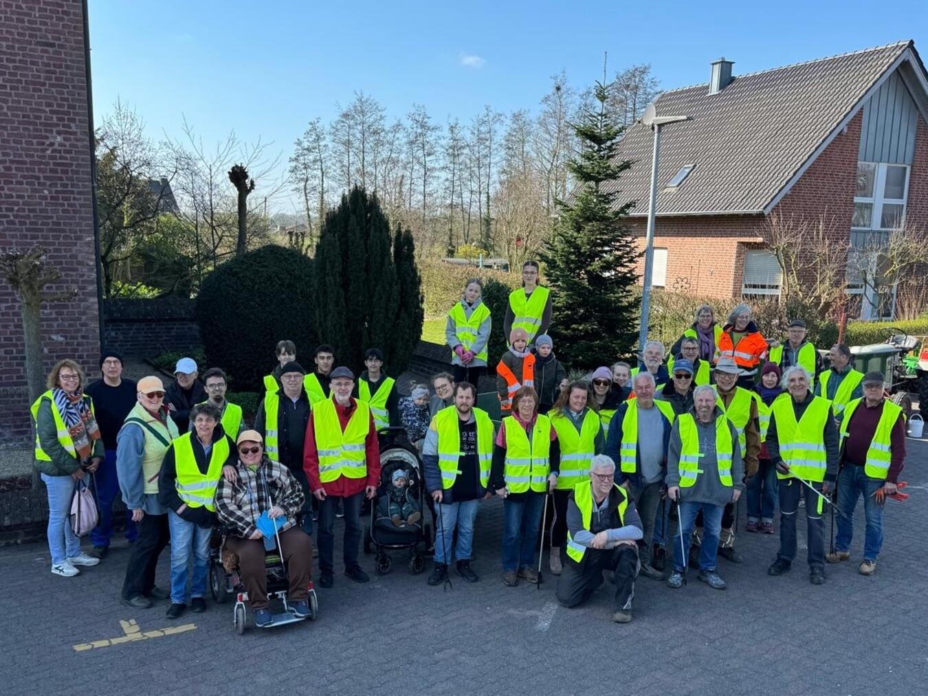Am Parkplatz vor der Kirche trafen sich die fleißigen Helfer. Foto: privat