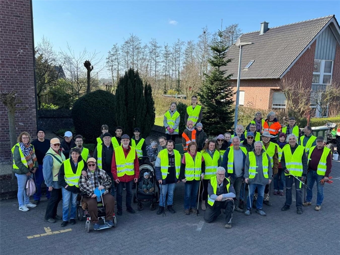Am Parkplatz vor der Kirche trafen sich die fleißigen Helfer. Foto: privat