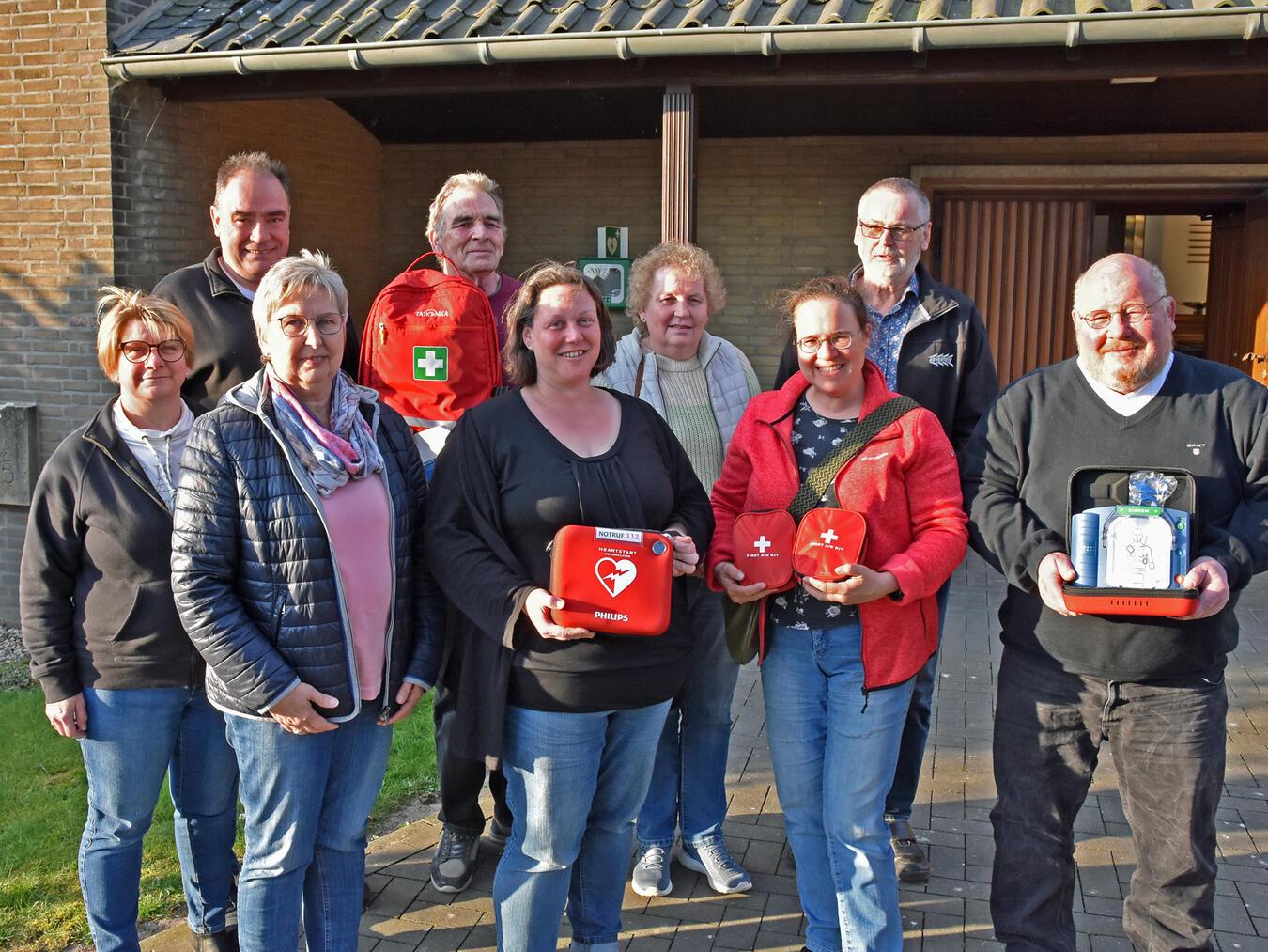 Am Pfälzerheim und an der Kirche in Nierswalde werden die Geräte angebracht. Fotos: privat