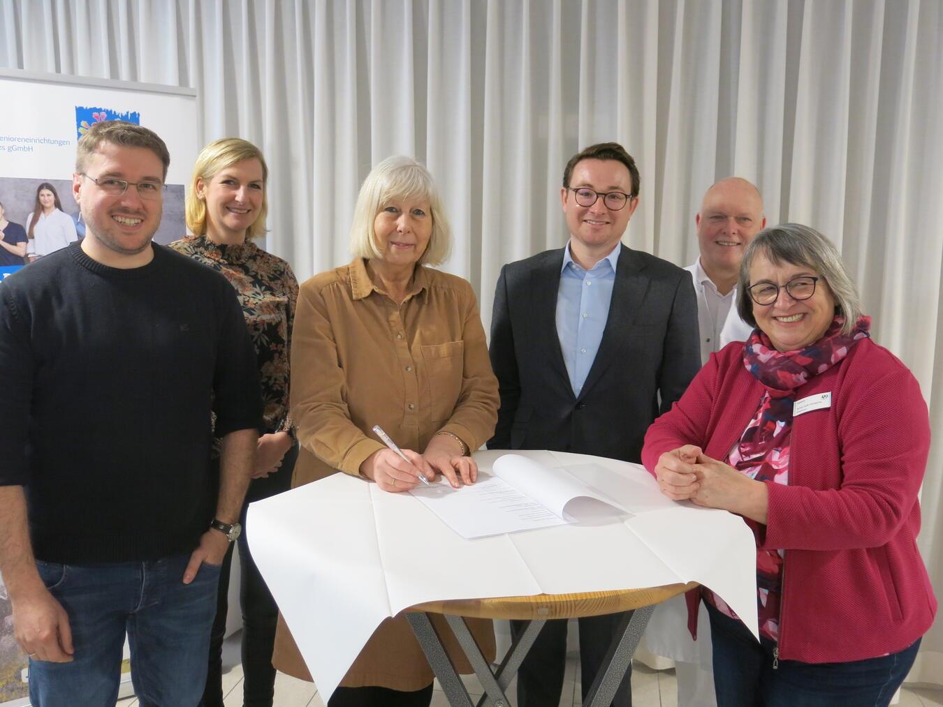 Am runden Tisch wurde die Kooperation zwischen Krankenhaus und Gesamtschule unterschrieben. Dabei waren (v. l.): Lehrer Stefan Isenberg, Lehrerin Birthe Wenski, Schuldirektorin Christiane Feldmann, Krankenhausdirektor Dr. Alexander Schmithausen, Ärztlicher Direktor Dr. Jochen Heger und Pflegedirektorin Sylvia Guth-Winterink. Foto: Pro Homine