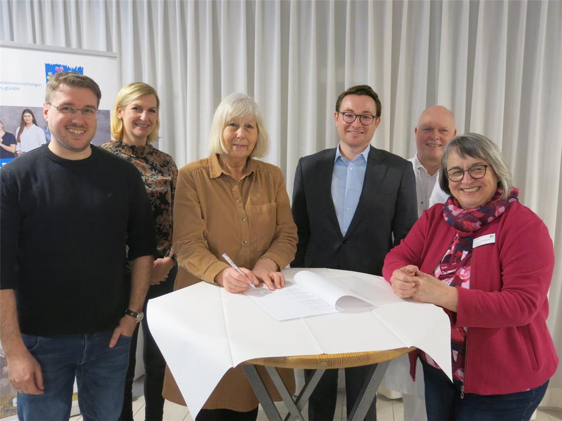Am runden Tisch wurde die Kooperation zwischen Krankenhaus und Gesamtschule unterschrieben. Dabei waren (v. l.): Lehrer Stefan Isenberg, Lehrerin Birthe Wenski, Schuldirektorin Christiane Feldmann, Krankenhausdirektor Dr. Alexander Schmithausen, Ärztlicher Direktor Dr. Jochen Heger und Pflegedirektorin Sylvia Guth-Winterink. Foto: Pro Homine