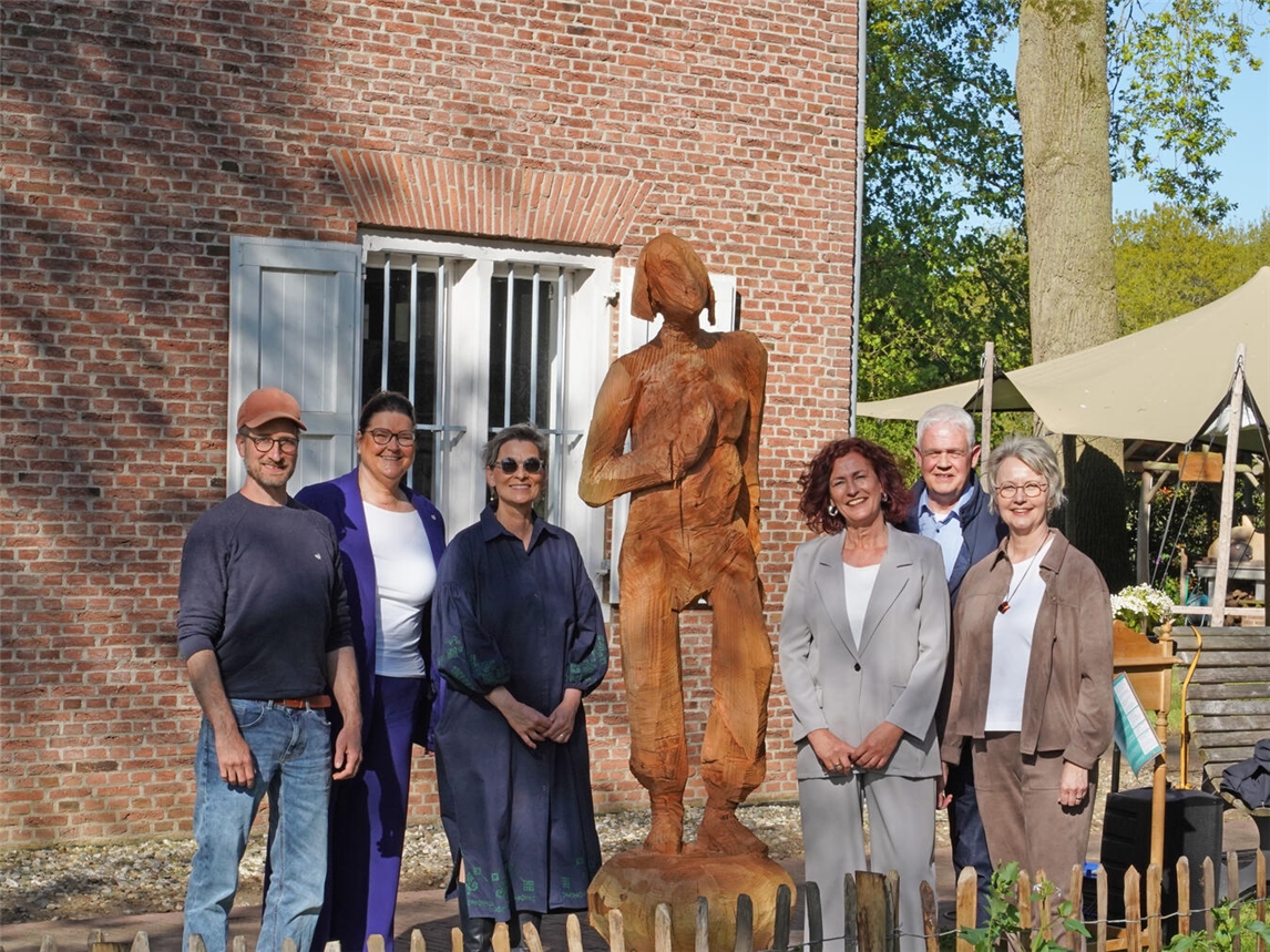 "Feierliche Skulptur-Enthüllung am Schlösschen Borghees, Samstag, Kunstveranstaltung, Foto von S. Heinzel"