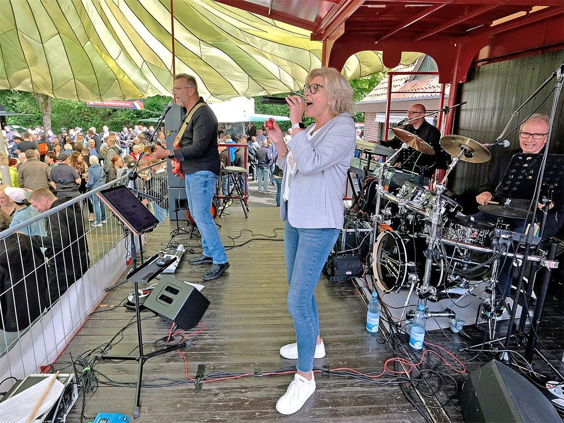 "Recall Band spielt live beim Anglerball, geselliges Beisammensein und Tanzabend, bekannt vom Vatertagsfest in Griethausen."