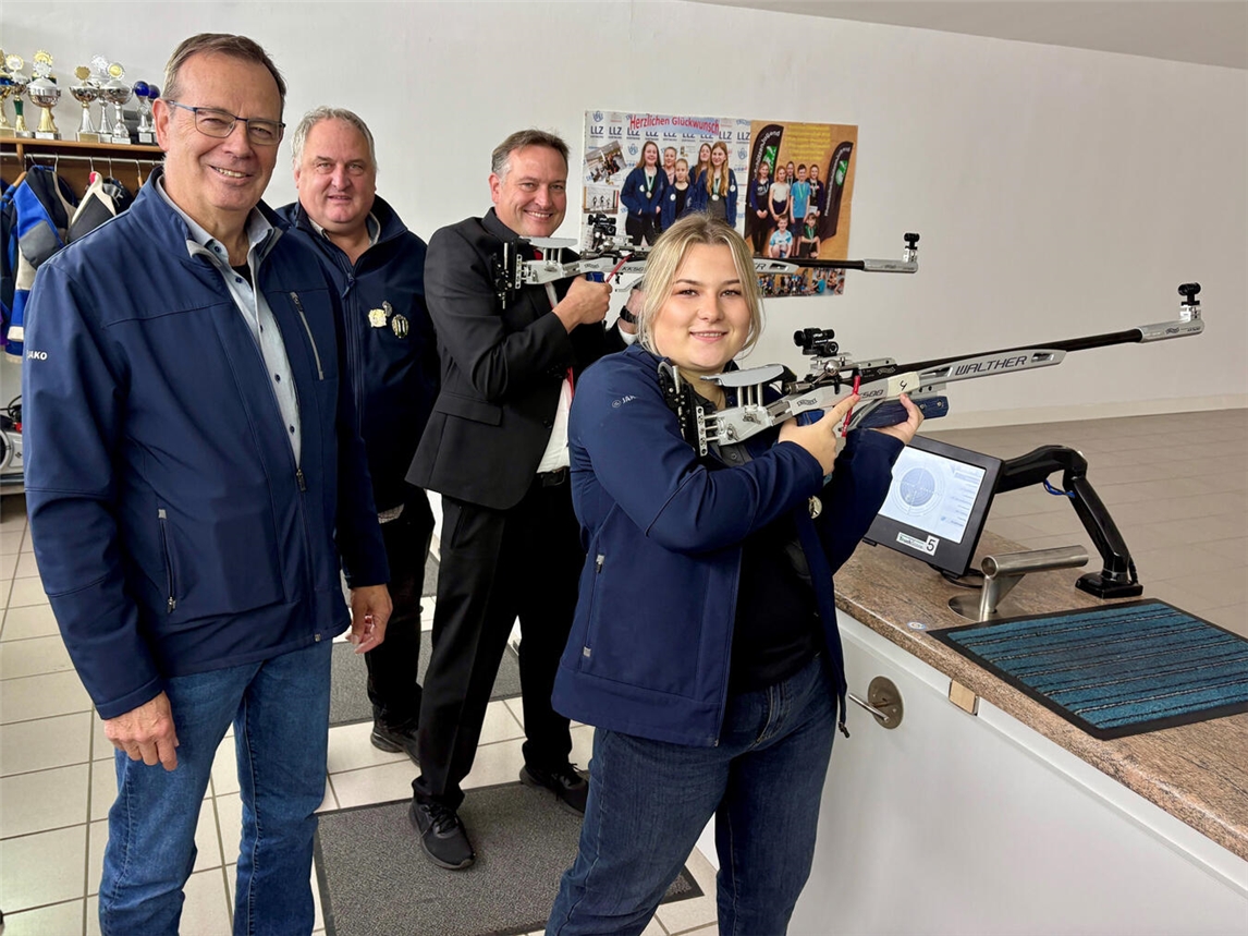 Am Schießstand der Sportschützen St. Helena Xanten am Fürstenberg: Die ehemalige Bundesprinzessin Annika Kropmann probierte beim Besuch von Ludger Wehren von der Sparkasse mit ihm die neuen Kleinkalibergewehre aus. Der Vereinsvorsitzende Ralf Völlings (ganz links) und Sportwart Michael Kropmann bedankten sich für die finanzielle Unterstützung aller Spender. Foto: Sparkasse am Niederrhein
