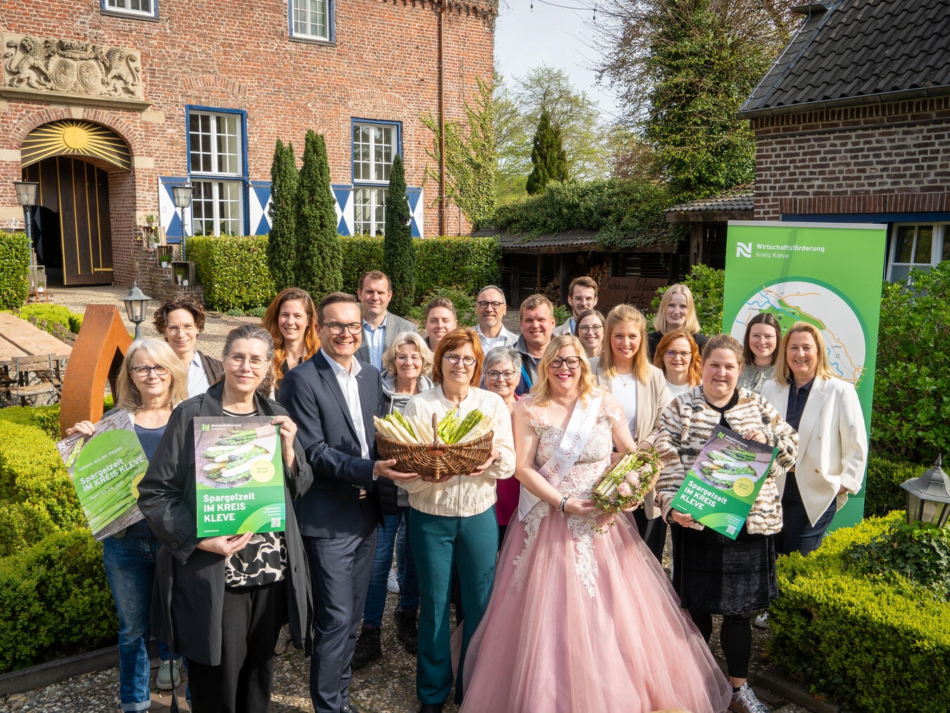 Am Schloss Walbeck wurde die Spargelzeit eingeläutet. Mit dabei zahlreiche Touristiker sowie weitere Akteure rund um Gelderns Bürgermeister Sven Kaiser, Kreis-Wirtschaftsförderin Brigitte Jansen und Spargelprinzessin Monika II. van Bonn (vorne Mitte). Foto: WFG Kreis Kleve