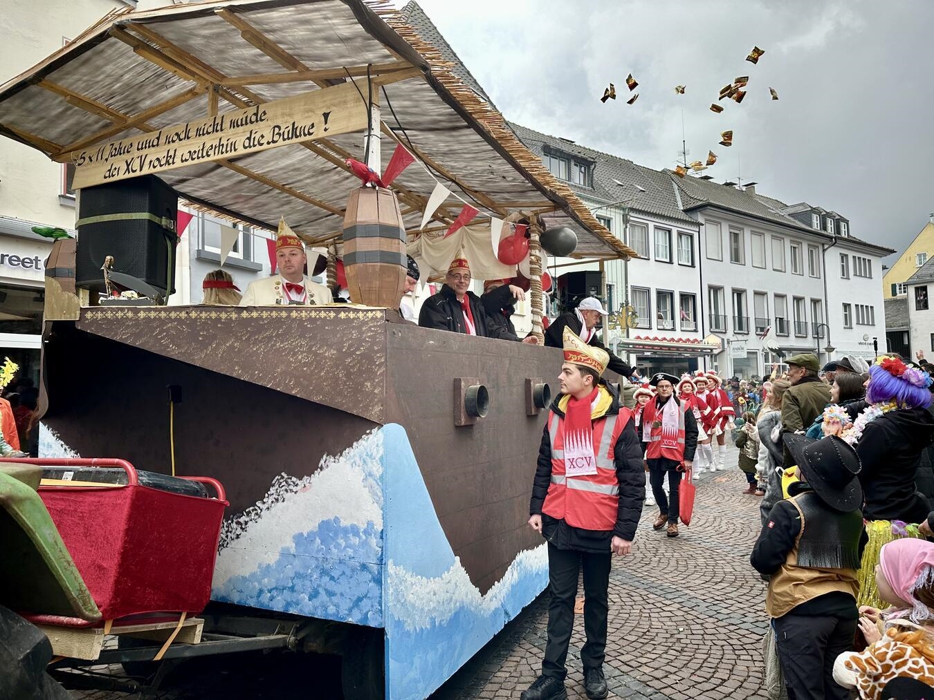 Am Sonntag ziehen wieder Karnevalisten durch die Xantener Straßen. NN-Archivfoto: Sabrina Peters