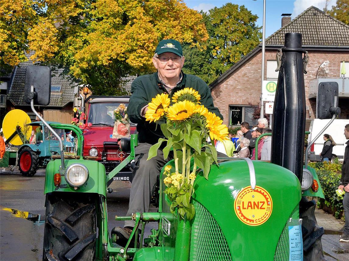 Am Sonntag zieht wieder der Erntedankzug durch Warbeyen. NN-Foto (Archiv): Rüdiger Dehnen