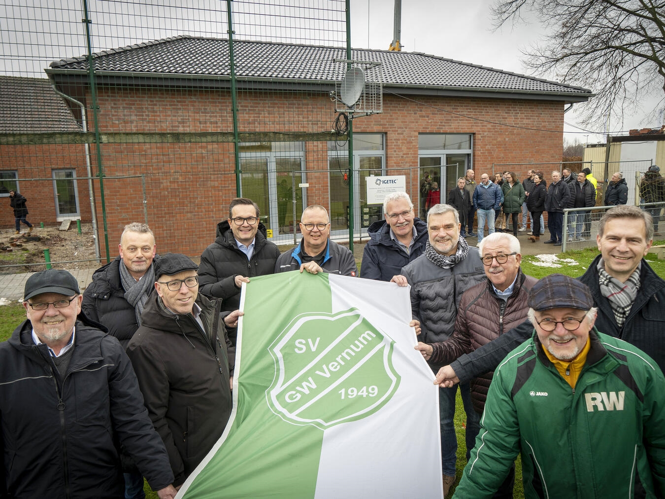 Am Sportplatz in Vernum wurde jetzt das Richtfest gefeiert.NN-Foto: Gerhard Seybert