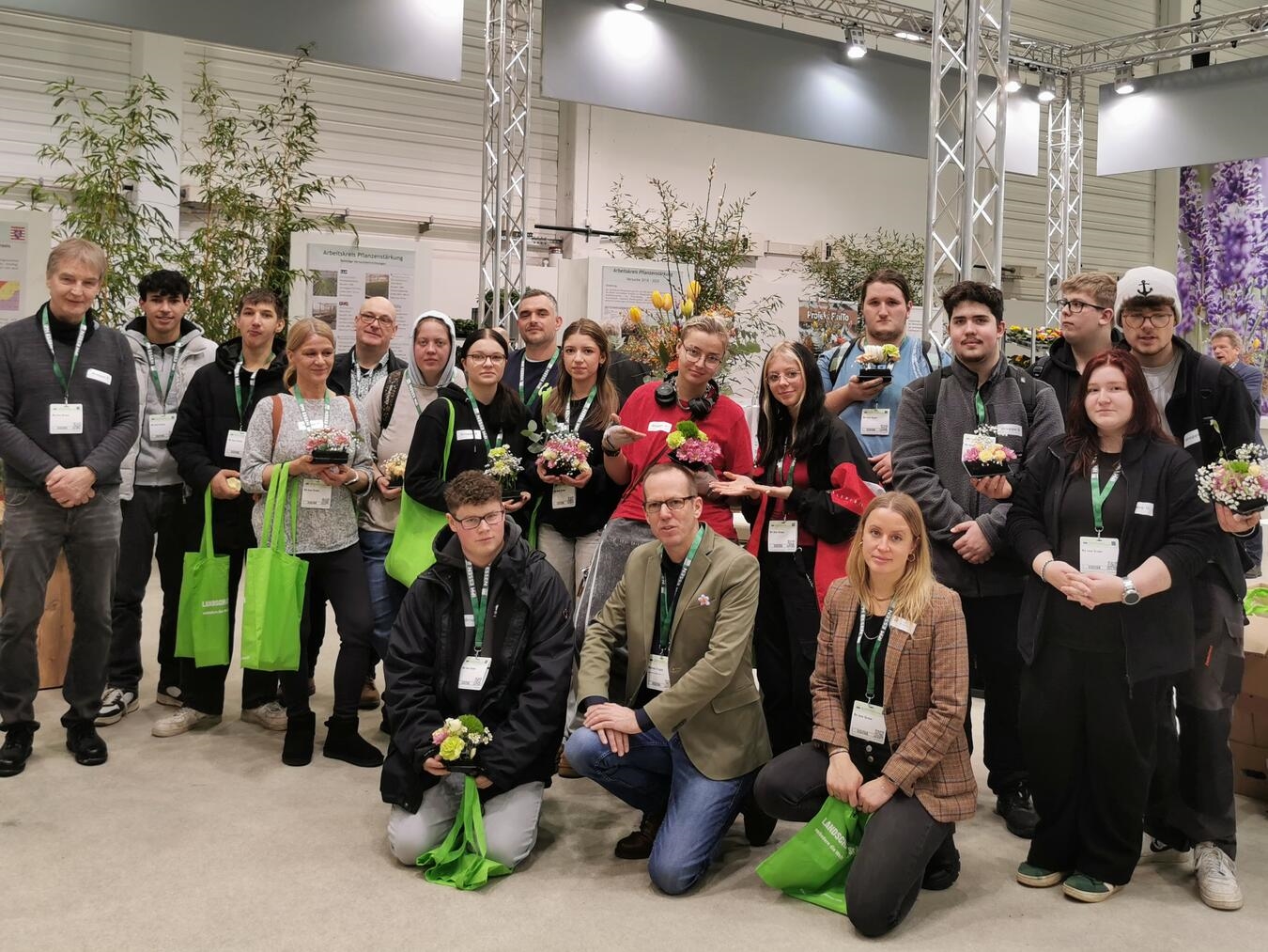 Am Stand der Landwirtschaftskammer NRW begrüßte Marcus Trappe (Mitte unten) Lisa Biedermann (unten rechts) und die Teilnehmenden aus Geldern.Foto: Agrobusiness Niederrhein