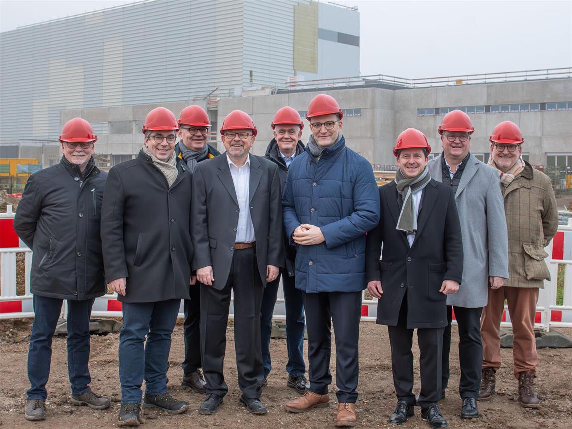 Am Standort des neuen Tricor-Werks im Gewerbepark Goch-Weeze trafen sich, v.l.: Paul Düllings, Vorsitzender der CDU-Kreistagsfraktion Kleve, MdB Stefan Rouenhoff, Ulrich Knickrehm, Bürgermeister Goch, Georg Feltes, Standortleiter Tricor, MdL Dr. Günther Bergmann, MdB Jens Spahn, Philipp Kosloh, CEO TRICOR-Gruppe, Weezes Bürgermeister Georg Koenen, und Manfred Lorenz, CDU Kreisgeschäftsführer. NN-Foto: Gerhard Seybert