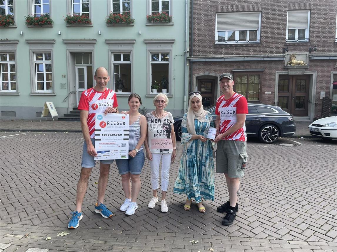Am Start- und Zielpunkt des Reeser Rheinlaufes übergaben Michael Isselburg (r.) und Tim Terhorst (l.) vom TV Rees die Spenden an Helga Häsel (Bildmitte), Shkurte Doci und Worod Alazawi. Foto: TV Rees
