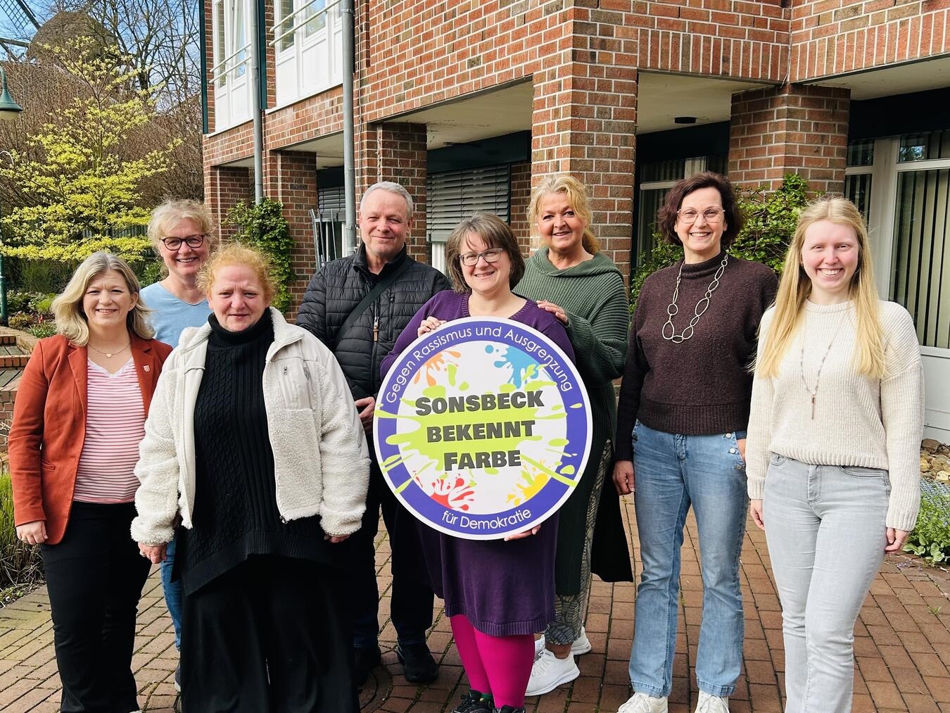 Am Start (v.l.): Bürgermeisterin Nadine Bogedain, Marita Gesthüsen, Andrea Peters, Thomas Loeffen, Sina Büchner-Foggenberg, Gabriele van Royen, Anja Heidenreich und Jessica Angenheister. Foto: Gemeinde Sonsbeck