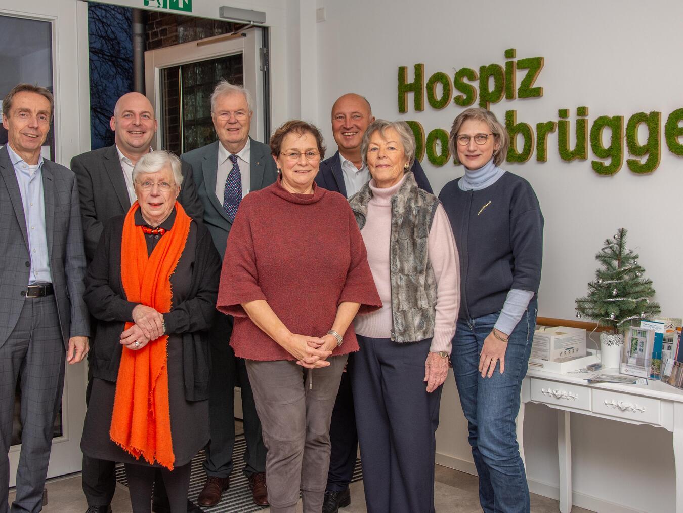 Der Einsatz im Hospiz ist keine Einbahnstraße Am Treffen im Hospiz in Donsbrüggen nahmen teil: Wilfried Röth, Andreas Servas, Franz Kulka, Thomas Müller (hintere Reihe, von links), Dr. Angelika Mosch Messerich, Birgitt Brünken, Hildegard Kleintjes, Heike Calaminus (vordere Reihe von links). Foto: Sparkasse Rhein-Maas