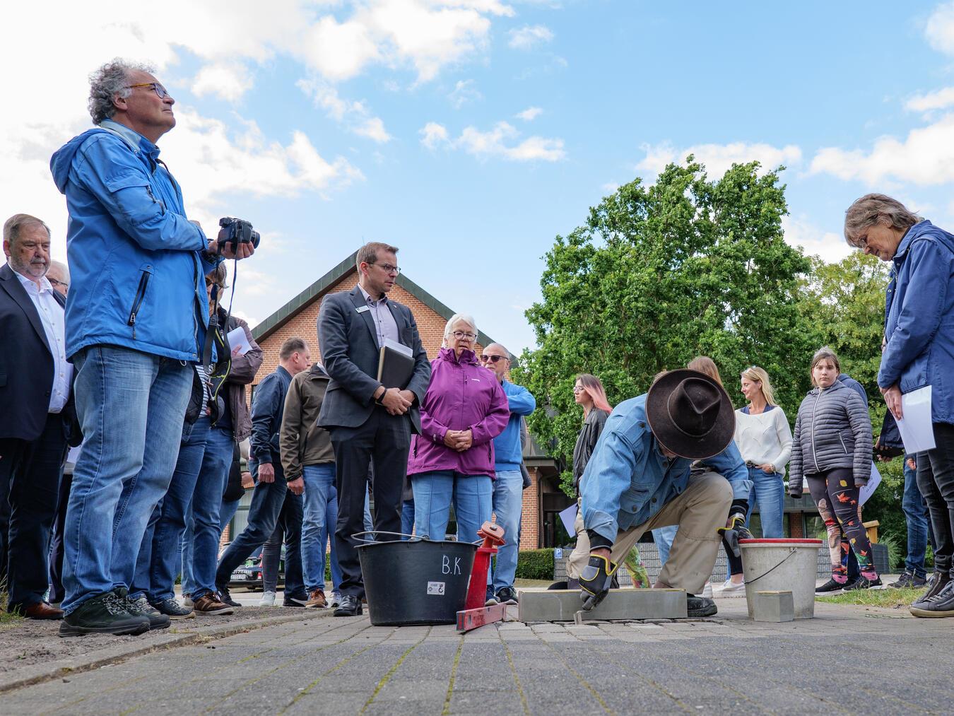 Am vergangenen Mittwoch hat der Künstler Gunter Demnig in Gedenken an die Opfer des nationalsozialistischen Regimes eine Stolperschwelle am Bahnhof in Bedburg-Hau verlegt. Foto: Gemeinde Bedburg-Hau/Alfred Derks