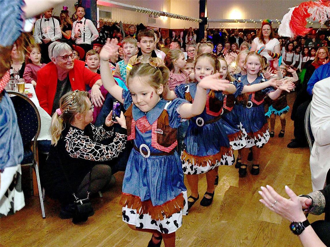 Am vergangenen Samstag verwandelte sich das festlich geschmückte Schützenhaus in Keeken in eine Karnevalshochburg. NN-Foto: Rüdiger Dehnen