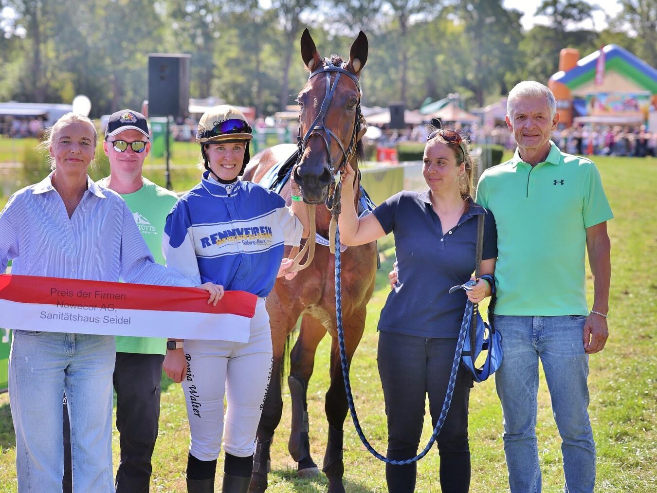 DeAngelo gewinnt Rennen in Quakenbrück, mit Sponsoren Uwe Zevens, Claudia Janßen und Ronja Walter vom Reit- und Rennverein Heisterfeldshof.