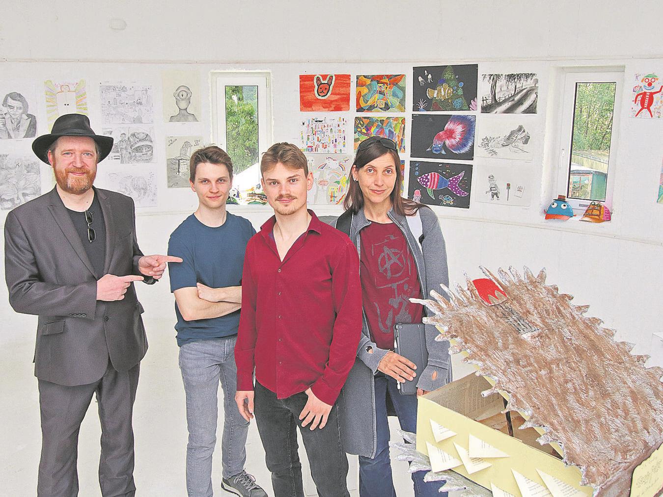 Am Wochenende bietet sich noch ein weiteres Mal Gelegenheit zum Besuch. V. l.: Kunstlehrer Andreas Muttke, Ideengeber David und Marcel Rüffreck und Kunstlehrerin Eva Dierks.NN-Foto: Theo Leie
