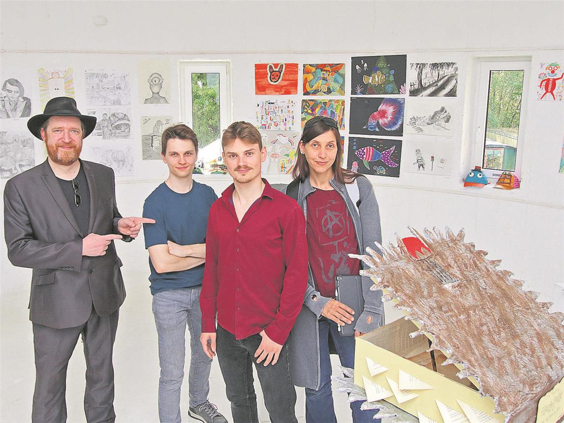 Am Wochenende bietet sich noch ein weiteres Mal Gelegenheit zum Besuch. V. l.: Kunstlehrer Andreas Muttke, Ideengeber David und Marcel Rüffreck und Kunstlehrerin Eva Dierks.NN-Foto: Theo Leie